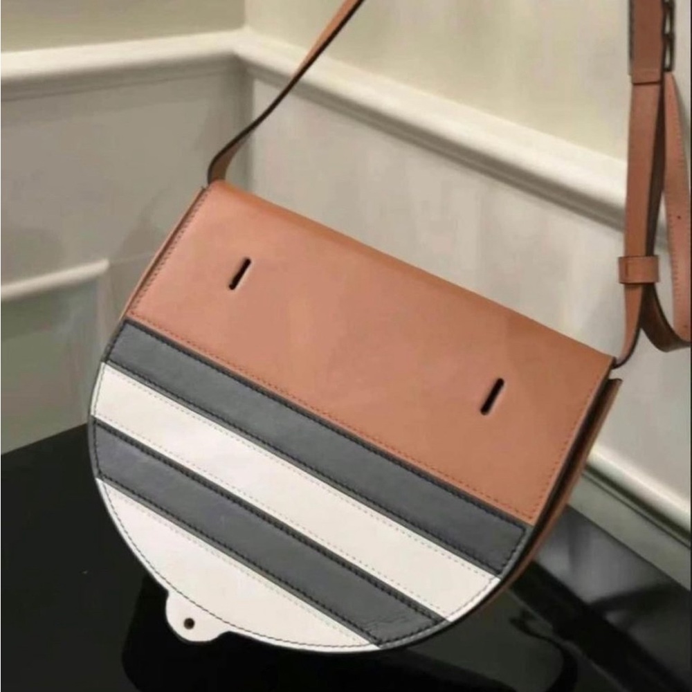 100% Authentic LOEWE Crossbody wallet phone bag - Picture 2 of 4
